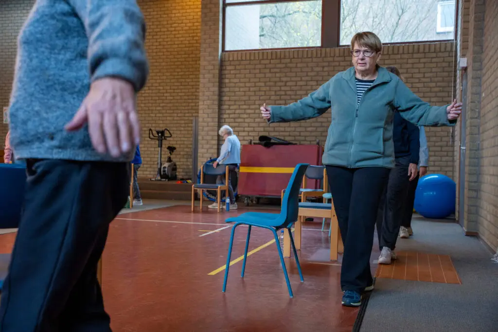 Senioren trainen valpreventie in oefengroep