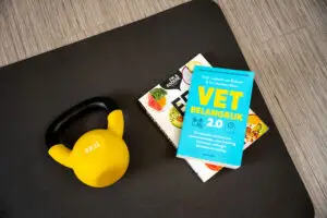 Een kettlebell en twee boeken over gezonde voeding bedoeld voor vrouwen in de overgang ook wel menopauze genoemd. Fit en vitaal door de overgang.