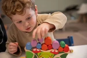 jong kind speelt met spelletje tijdens consult kinderdiëtetiek