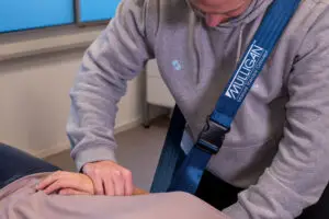 fysiotherapeut behandelt patiënt met mulligan therapie
